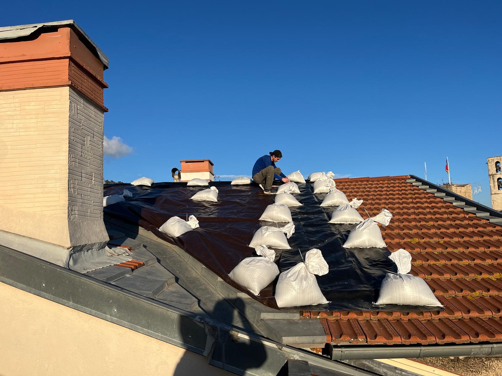 Couvreur d’AD Entreprise Rénov en intervention sur une toiture à Rhode-Saint-Genèse